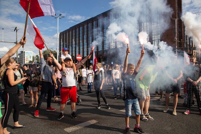 Tradycyjnie od wielu lat, mieszkańcy Wrocławia spotykają się 1 sierpnia na pl. Dominikańskim by upamiętnić rocznicę Powstania Warszawskiego. Tuż przed godziną 17:00 na wszystkich stronach skrzyżowaniach gromadzą się z flagami, a dwie minuty przed wybiciem pełnej godziny policja blokuje przejazd by mieszkańcy mogli wyjść na ulicę. O pełnej godzinie odpalają race po czym śpiewają wszystkie zwrotki hymnu. Tegoroczna 78. rocznica wybuchu Powstania Warszawskiego nie ściągnęła takiej ilości sympatyków środowisk narodowościowych czy kibiców jak w latach poprzednich. Na placu pojawiło się około 200 osób z racami. Zobacz w galerii zdjęć, jak wyglądało upamiętnienie powstańców na pl. Dominikańskim.