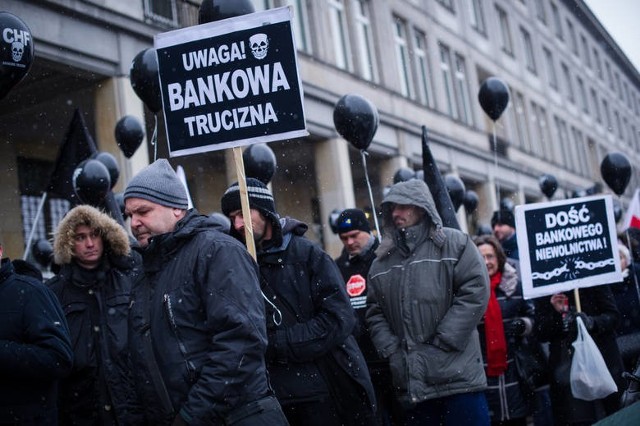 Kiedyś protestowali. Po wyroku Trybunału Sprawiedliwości Unii Europejskiej na ich korzyść  ruszyli do polskich sądów, które coraz częściej ogłaszają wyroki na rzecz kredytobiorców