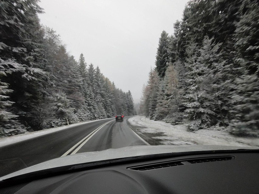 W Krynicy-Zdroju spadł śnieg. Na stacjach narciarskich jest biało. Zima także na Limanowszczyźnie. Zobacz zdjęcia 