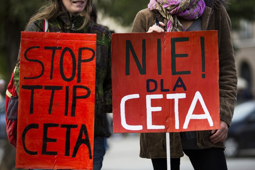 „Precz od polskiego jedzenia". Protest przeciwko CETA i TTIP w Krakowie [ZDJĘCIA, WIDEO]