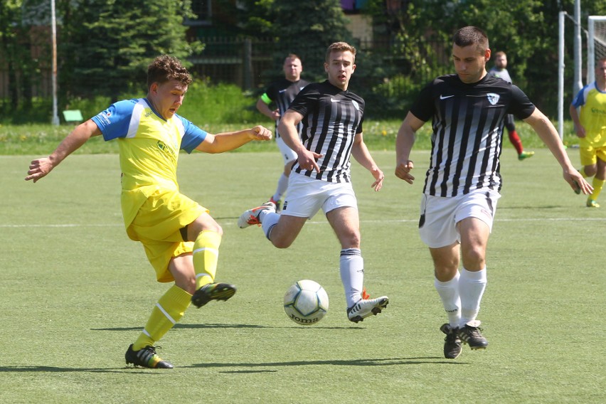 Staroniwa Rzeszów (żółto-niebieskie stroje) pokonała 1:0...