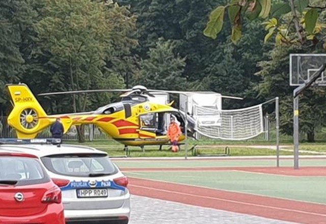 LPR zabrał 18-latkę do szpitala w Ochojcu. Helikopter lądował na boisku szkolnym.