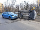 Wypadek przy przejeździe kolejowym na Gądowie. Samochód na boku (ZDJĘCIA)