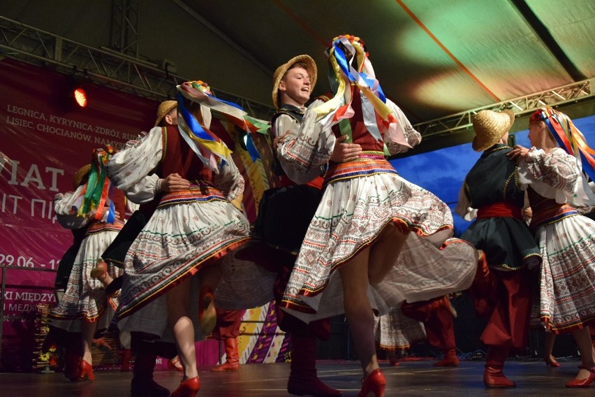 Sękowa. Koncert galowy Festiwalu Świat pod Kyczerą. Prezentacje trwały do późnej nocy. Publiczność gorąco oklaskiwała artystów