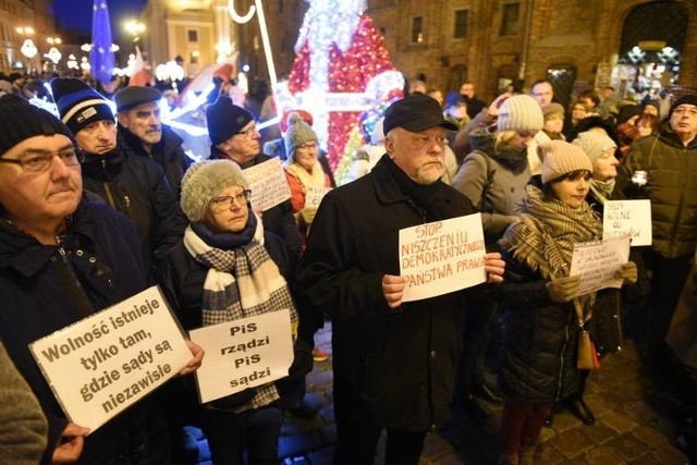 W miastach odbywały się protesty przeciw nowej ustawie dyscyplinującej. Duża grupa Polaków jednak nie ma o niej zdania