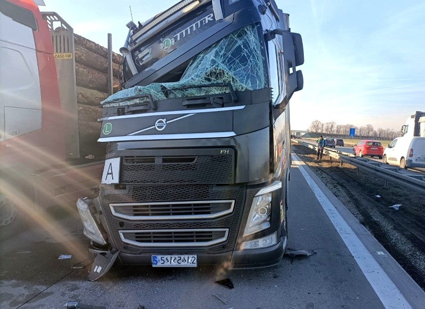 Wypadek dwóch tirów na autostradzie A4 pod Wrocławiem. Duże utrudnienia w ruchu (ZDJĘCIA)