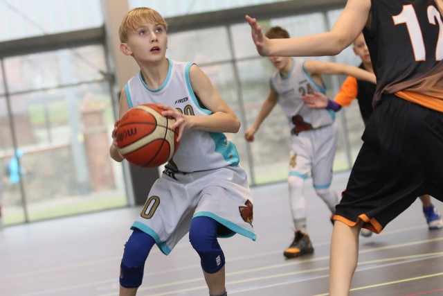 Dzisiejsi trzecioklasiści mają szansę uczuć się od nowego roku szkolnego gry w koszykówkę.