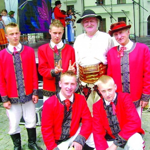 Grupa chłopców wraz z panem Stanisławem Zyśkiem - laureaci I nagrody w Ogólnopolskim Festiwalu Kapel i Śpiewaków Ludowych w Kazimierzu w 2007 r. w kategorii Mistrz i uczeń