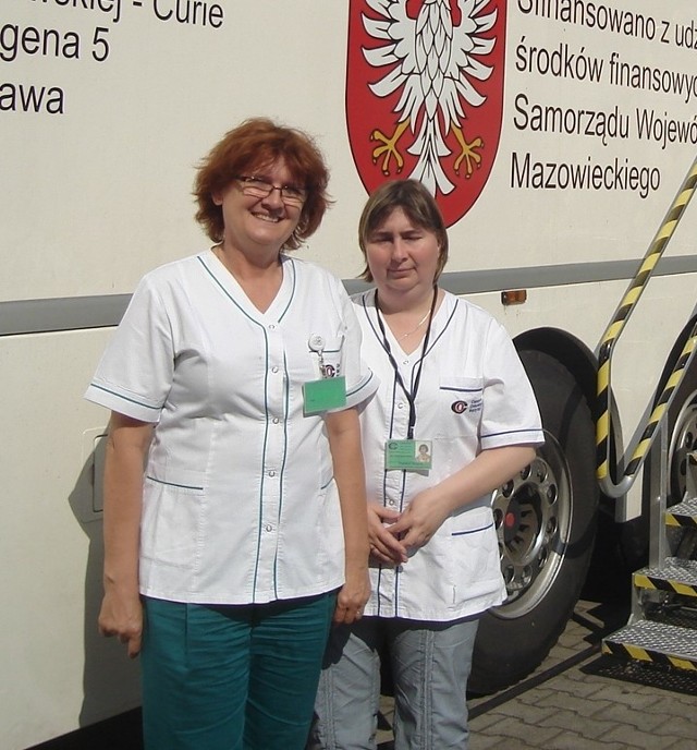 Każdego dnia korzysta z badań od 20 do 30 kobiet &#8211; mówi Katarzyna  Śliwińska, pracowniczka Centrum Onkologii. Obok z prawej Iza Kozyra