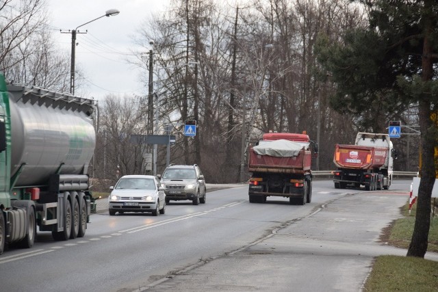 Zjazd z autostrady kończy się teraz w Ostrowie. Aby jechać dalej samochody muszą korzystać z lokalnych dróg