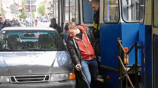 Zdaniem ekologów samochody powinny zniknąć z niektórych ulic (na zdjęciu ul. Karmelicka), bo powodują chaos komunikacyjny