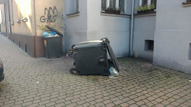 Skutki nocnego rajdu wandali w Katowicach na Sienkiewicza