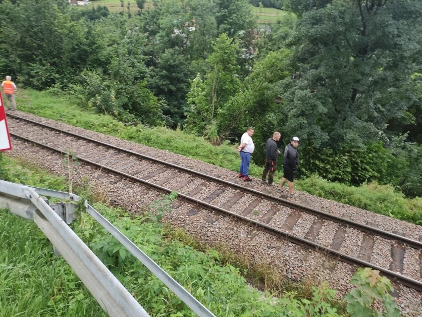 Podhale. Wracają pociągi na tory z Chabówki do Zakopanego. Kolejarzom udało się wzmocnić uszkodzony nasyp