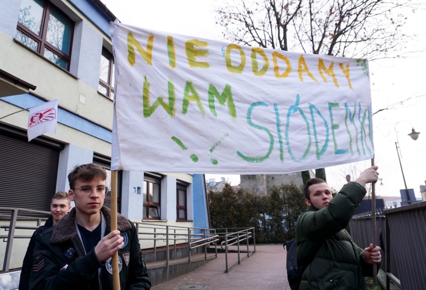 Uczniowie skandowali „Nie oddamy wam siódemki”. Radni przegłosowali jednak zmiany w budynku VII LO