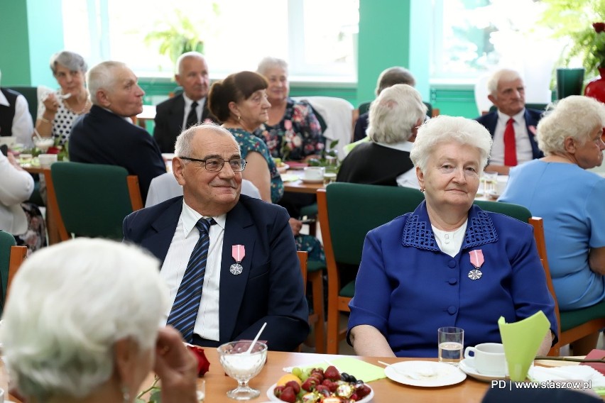 Piękna uroczystość w Staszowie. 70 par świętowało jubileusz Złotych Godów. Zobacz zdjęcia