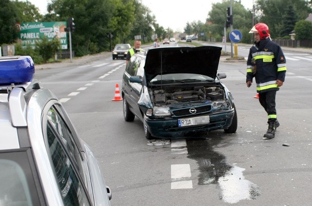 Na miejscu wypadku pracowali strażacy i policjanci.