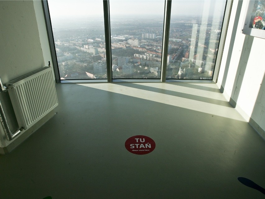 Punkt widokowy na Sky Tower otwarty. Straż: można wpuścić więcej ludzi [ZDJĘCIA]