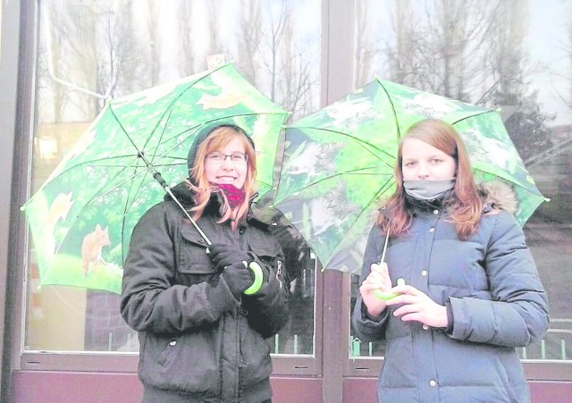 Anna Sochacka (z lewej) i Paulina Markiewicz podczas akcji zbierania karmy i innych darów dla bezdomnych zwierząt.