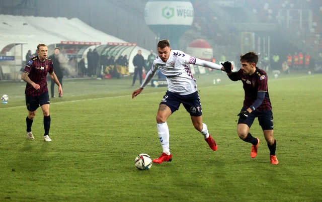 Kamil Grosicki (z lewej) w meczu z Górnikiem Zabrze.