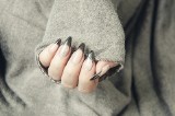 Ponadczasowy manicure smokingowy - wzory, pomysły, inspiracje. Tak wygląda tuxedo nails 