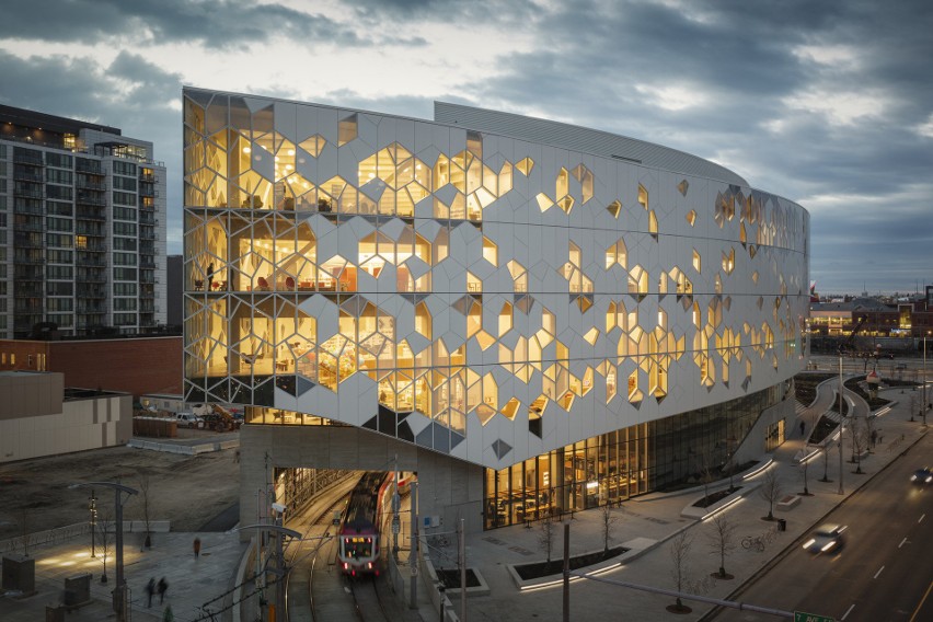 Nowy budynek biblioteki wyróżnia geometryczna fasada,...