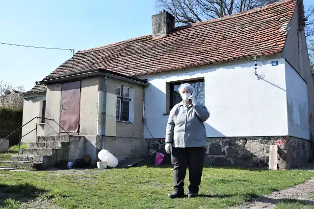 Barbara Wit czekała pod domem zmarłego ponad 6 godzin. - Chciałam tylko, żeby ktoś przyjechał, wypisał akt zgonu i zabrał ciało - tłumaczy.