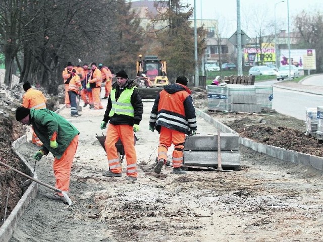 Przy alei Solidarności, na wysokości ulicy Konopnickiej budowana jest ścieżka rowerowa.  