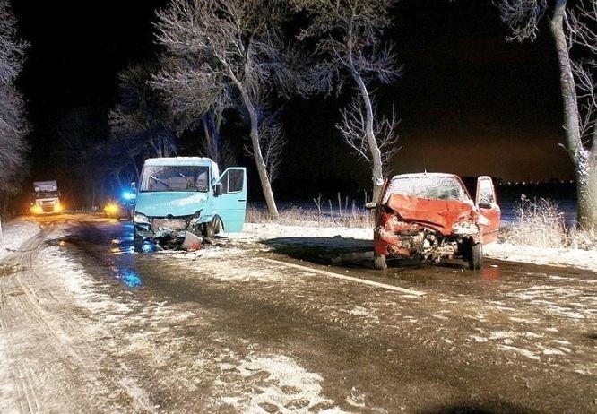 Hajnówka - Narew. Czołowe zderzenie mercedesa z fiatem. 38-latek stracił panowanie nad autem (zdjęcia)