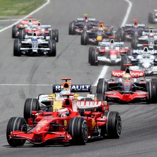 Fin Kimi Raikkonen z zespołu Ferrari na prowadzeniu przed Fernando Alonso (drugi z lewej) z Renault podczas wyścigu o Grand Prix Hiszpanii.