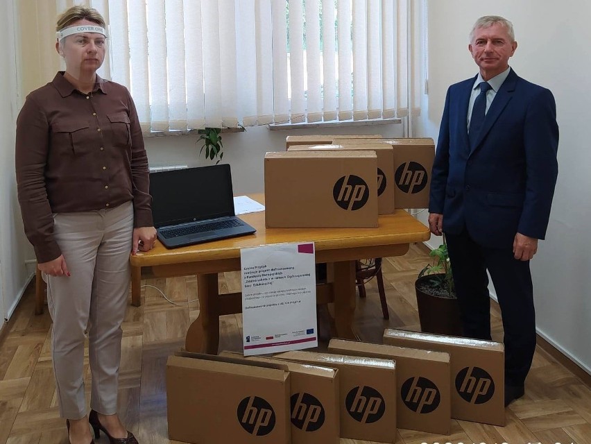 Dyrektorzy szkół w gminie Przytyk już odebrali laptopy.