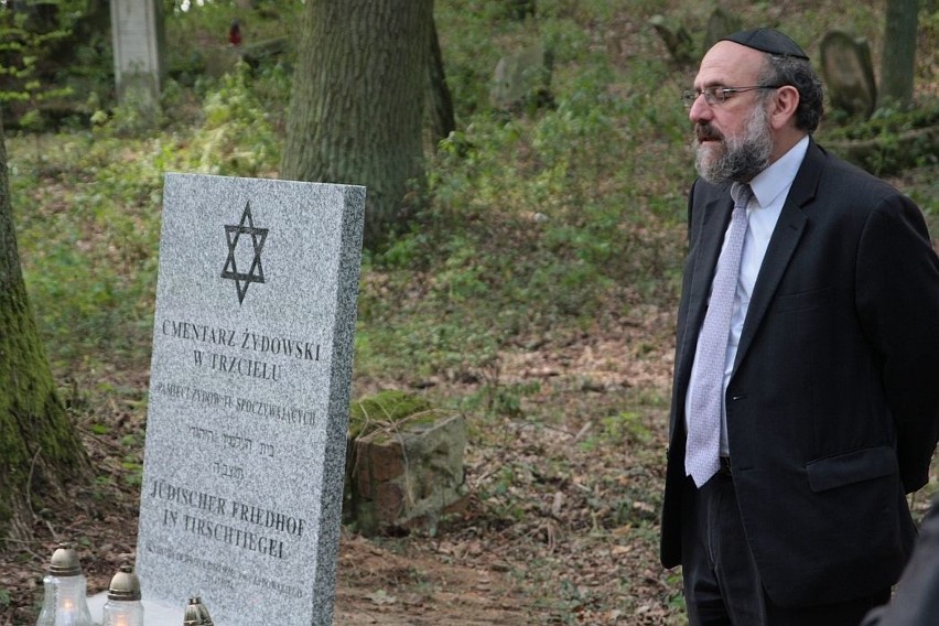 Naczelny rabin Polski odmawia modlitwę za zmarłych