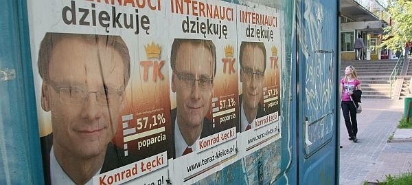 Konrad Łęcki przekonuje, że na plakatach nie reklamuje się jako kandydat na prezydenta Kielc, lecz promuje swoje stowarzyszenie.