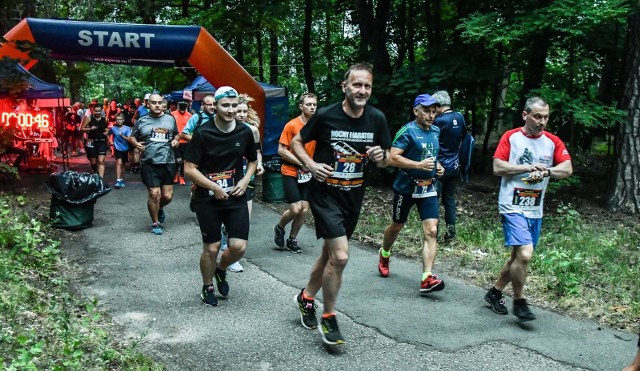 To już 14 edycja imprezy, kt&oacute;ra na dobre wpisała się do kalendarza sportowo-rekreacyjnych wydarzeń w Bydgoszczy. W sobotę, 15 czerwca odbył się kolejny Nocny Maraton Kanału Bydgoskiego. Bieg rozgrywany jest w nocy w scenerii Plant Bydgoskich w unikalnej scenerii, wzdłuż unikatowych zabytk&oacute;w hydrotechniki jakimi są śluzy rodem z XVIII w. na Kanale Bydgoskim. Na starcie stanęło ponad 200 uczestnik&oacute;w. Bieganie rozpoczęło się o godz. 21.00, a zakończyło się o 3.00 w nocy z 15 na 16 czerwca. Zobaczcie fotorelację z biegu &gt;&gt;&gt;Zobacz r&oacute;wnież: Rady Krzysztofa Wiśniewskiego, jak przetrwać upały:&lt;script class=&quot;XlinkEmbedScript&quot; data-width=&quot;640&quot; data-height=&quot;360&quot; data-url=&quot;//get.x-link.pl/17ba8951-9a11-75cb-c05c-f0c1487437c1,37b1c1ec-aa38-a2c4-23dc-c86ac9a57163,embed.html&quot; type=&quot;application/javascript&quot; src=&quot;//prodxnews1blob.blob.core.windows.net/cdn/js/xlink-i.js?v1&quot;&gt;&lt;/script&gt;