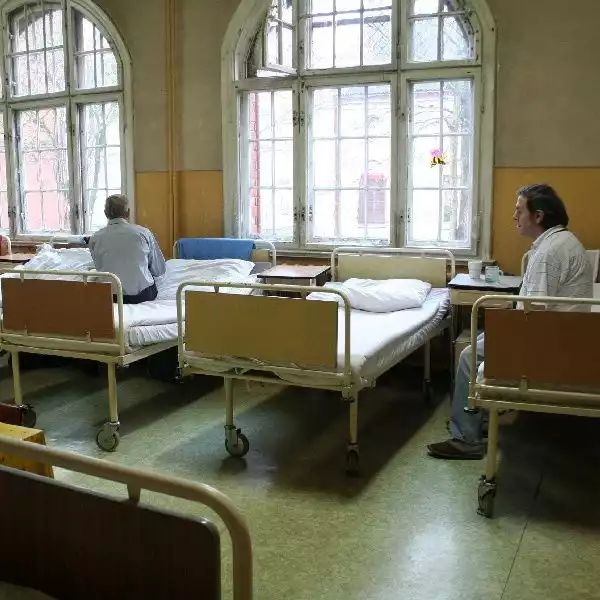 W szpitalu psychiatrycznym w Świeciu chorzy przebywają w wieloosobowych salach, a łóżka stoją zbyt blisko siebie