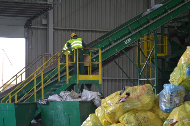 Radni z gminy Cekcyn byli na oględzinach instalacji w Bladowie.  Tam jest prawidłowa segregacja odpadów.
