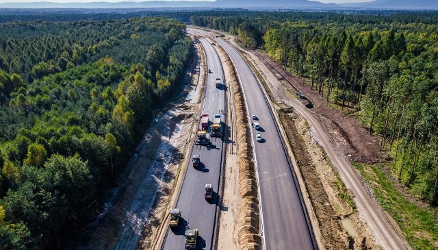 Drogowcy leją asfalt na kolejnych fragmentach 27-kilometrowego odcinka drogi S1 między węzłami Oświęcim i Suchy Potok pod Bielskiem