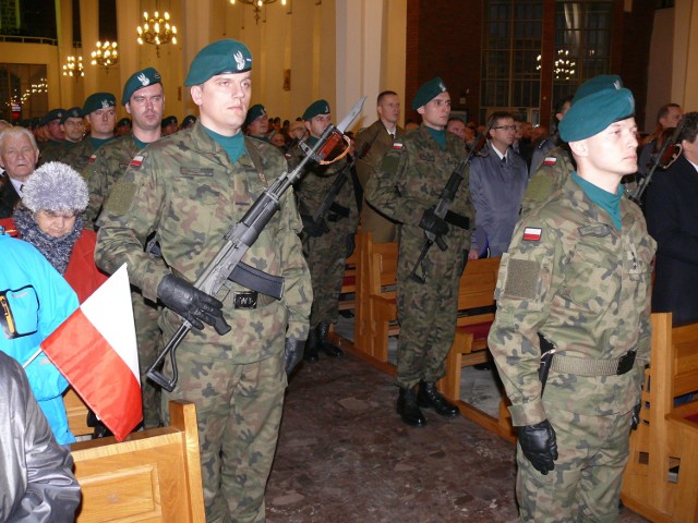 Kompania reprezentacyjna Wojska Polskiego na Mszy świętej za ojczyznę w bazylice konkatedralnej w Stalowej Woli.