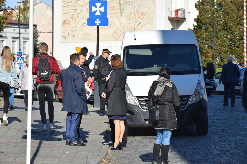 Wybory parlamentarne 2019. PiS w Rzeszowie podsumowuje kampanię, Marek Kuchciński przy okazji wybrał się po mapę Bieszczad 