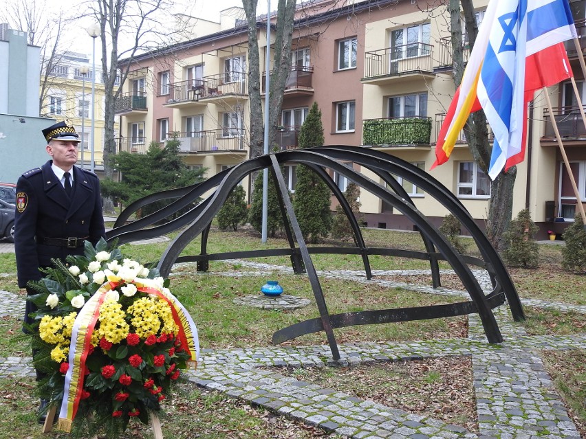 75. rocznica wyzwolenia obozu Auschwitz. Pod pomnikiem Wielkiej Synagogi złożono kwiaty