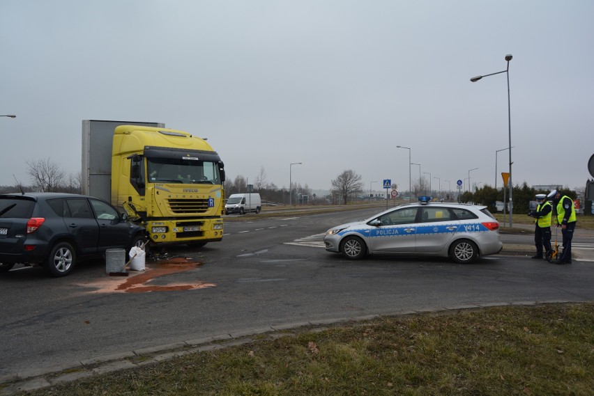 Ostrołęka. Zderzenie ciężarówki z samochodem osobowym na skrzyżowaniu ul. Kołobrzeskiej i ks. Pęksy. 4.03.2021. Utrudnienia w ruchu. Zdjęcia