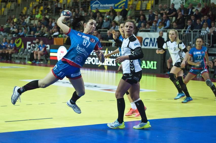 Hanna Jaszczuk (z piłką) z Pogoni Baltica podczas meczu z...