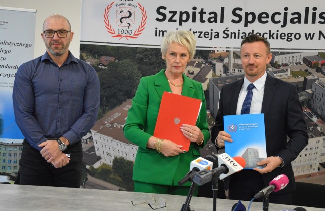 Od lewej: dr Szymon Fornagiel, Lidia Zelek - dyrektorka sądeckiego szpitala oraz Adam Małysz - prezes PZN