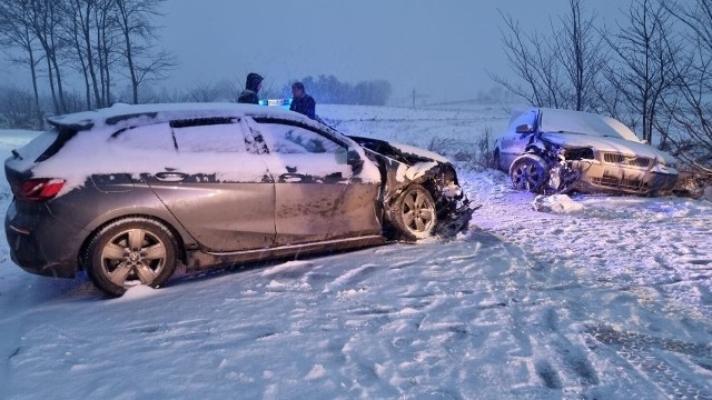 Wypadek na na Pojezierzu Kaszubskim. Warunki na drogach wciąż są trudne! Zima w święto Trzech Króli nie odpuszcza! 06.01.2023