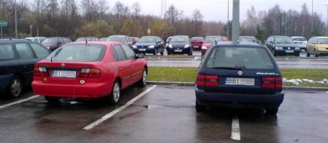 Volkswagen passat zaparkowany jest dokładnie nad linią oddzielającą dwa miejsca parkingowe
