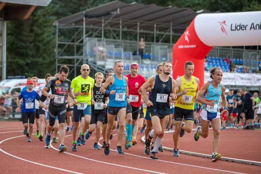 Biegacze rozpoczynali bieg na stadionowej bieżni i tam też...