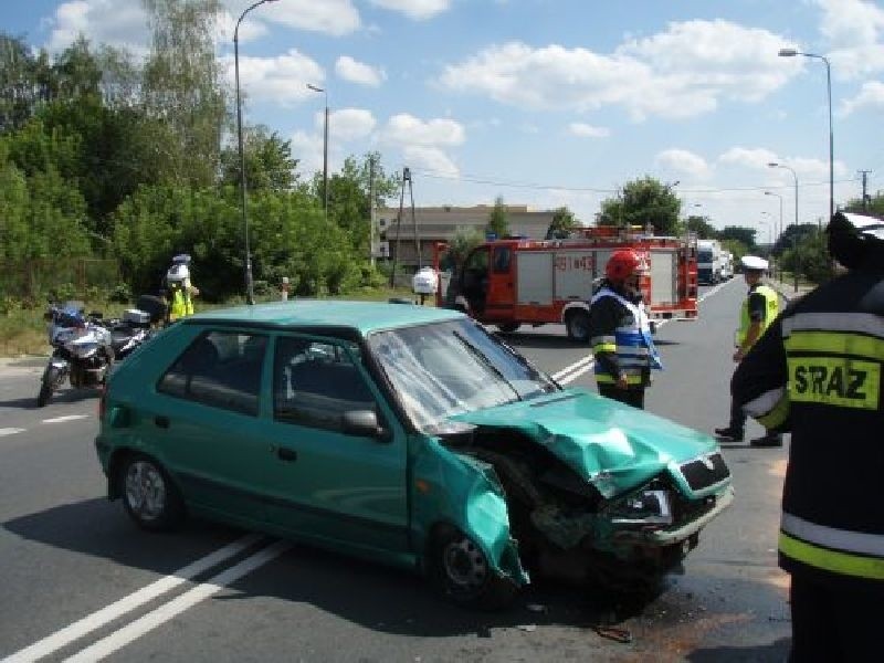 Wypadek w Starachowicach. Kobieta skodą uderzyła w latarnię 