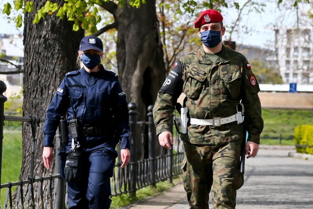 Od soboty, 7 listopada w Polsce obowiązuję nowe obostrzenia związane z epidemią koronawirusa. Chodzi m.in. o działalność sklepów, szkół, kościołów, bibliotek, kin i hoteli, ale także o zawody sportowe. Nowe przepisy precyzujące obowiązujące od dziś zasady pojawiły się dopiero w piątek wieczorem. W niektórych kwestiach różnią się nieco od tego, co w połowie tygodnia zapowiadali na konferencji prasowej premier i minister zdrowia. Nowe obostrzenia obowiązują na razie do 29 listopada. Na kolejnych slajdach krok po kroku tłumaczymy, co jest zabronione od 7 listopada, a w jakich dziedzinach obowiązują nowe limity i ograniczenia. Sprawdź, posługując się klawiszami strzałek, myszką lub gestami.Przejdź do kolejnego slajdu