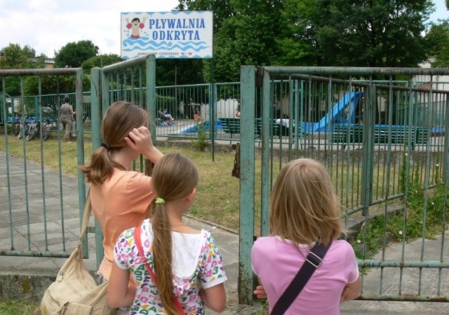 W poniedziałek nie wszystkie dzieci mogły skorzystać z darmowej kąpieli w basenie letnim w Tarnobrzegu, chociaż obiecano im to w ramach akcji "Lato w mieście&#8221;.