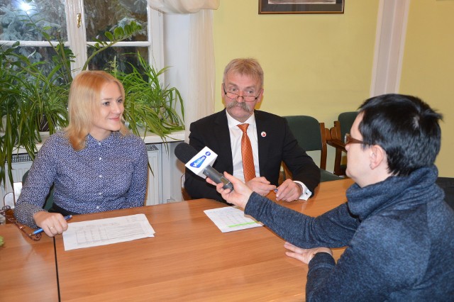 Burmistrz Krzysztof Kaliński oraz Katarzyna Słoma na konferencji zwołanej 14 grudnia w łowickim ratuszu