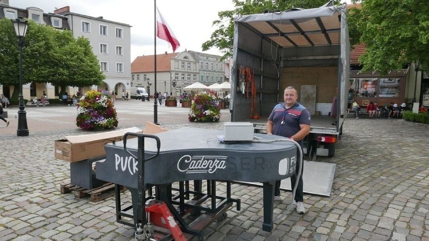 Jedyny taki instrument na świecie. Wyjątkowy fortepian stanął na rynku w Wejherowie. Pierwsze koncerty już na nami | ZDJĘCIA